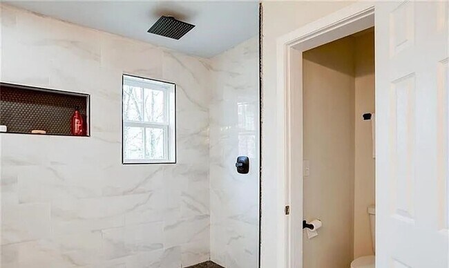 Building Photo - Elegant 3 BD 2.5 BA Home Offering Luxury Living in the Heart of Atlanta