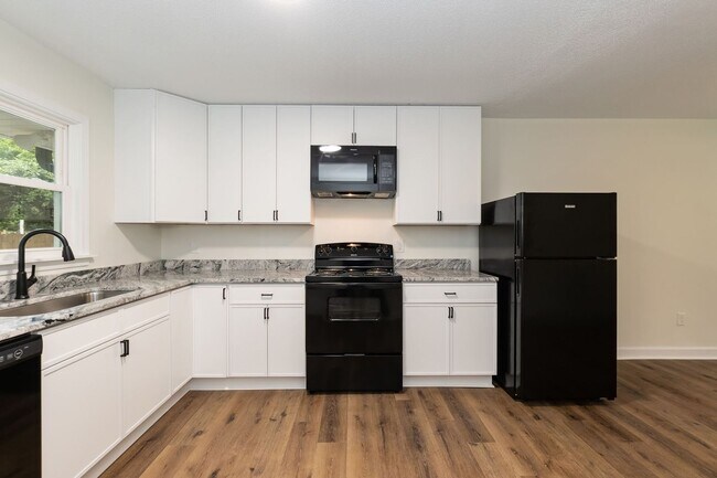 Building Photo - Three Bedroom Home!
