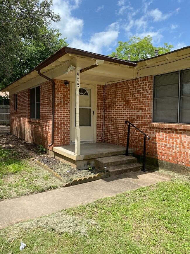 front - 405 W Simmons St