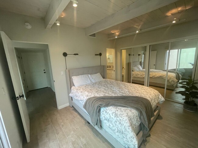 Building Photo - PET FRIENDLY Property! Sunning 1 Bedroom 1...