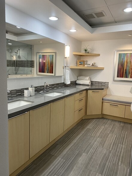 Building Photo - 877 Island Ave