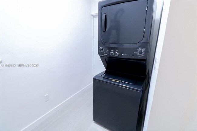 Building Photo - 221 SW 11th Ave