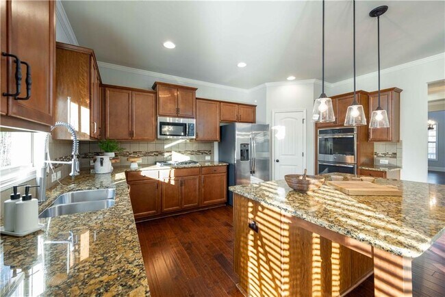 Building Photo - 5875 Chestnut Dr