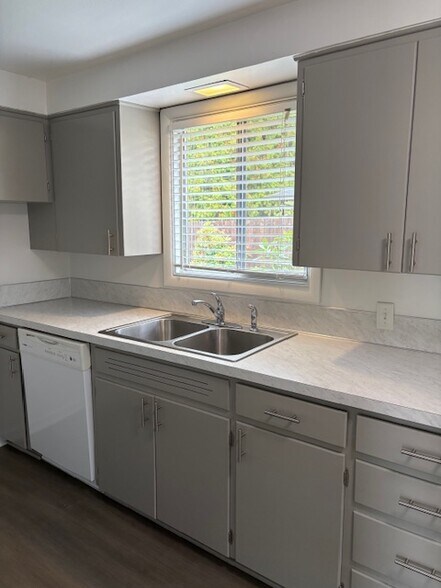 Building Photo - 2285 Oakway Terrace