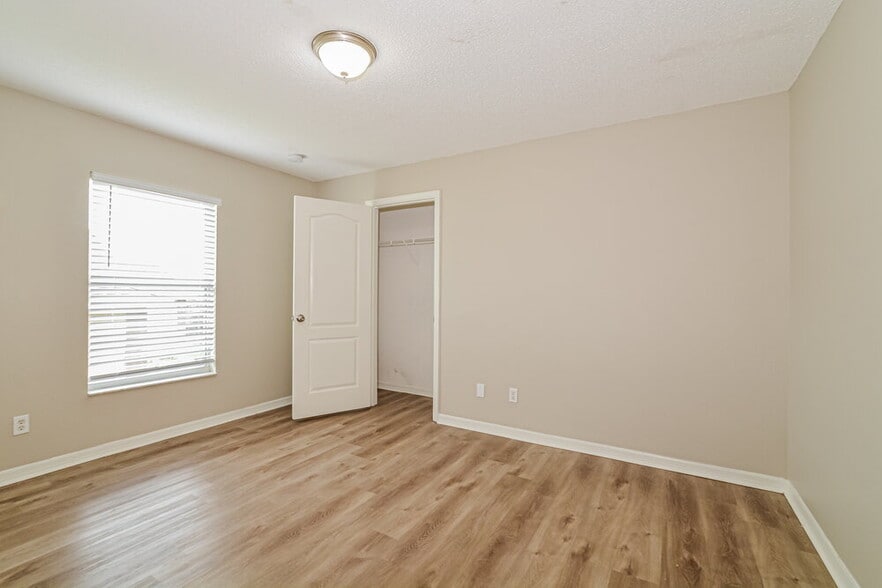 Building Photo - 942 Cork Oak Ln