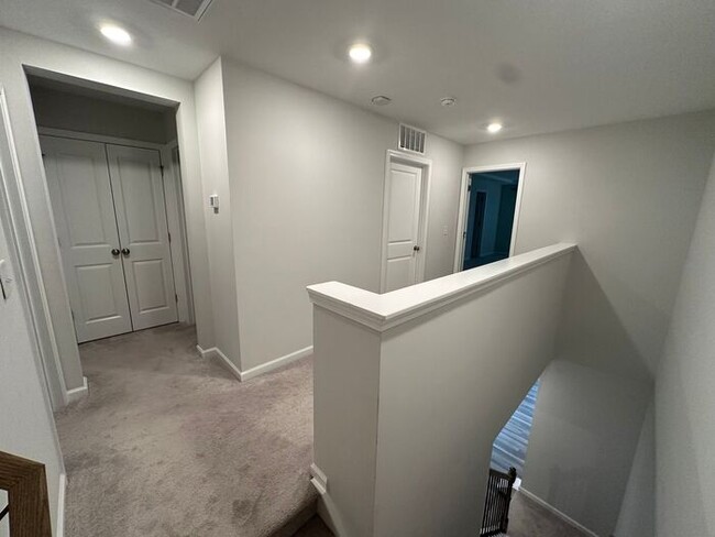 Building Photo - Like-New Townhouse in Holly Springs AVAILA...