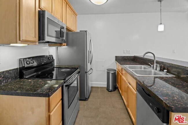 Building Photo - 10982 Roebling Ave