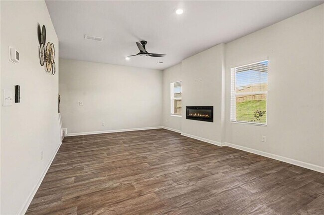 Building Photo - 318 Sandy Creek Dr