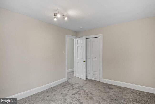 Building Photo - 716 E Railroad Ave