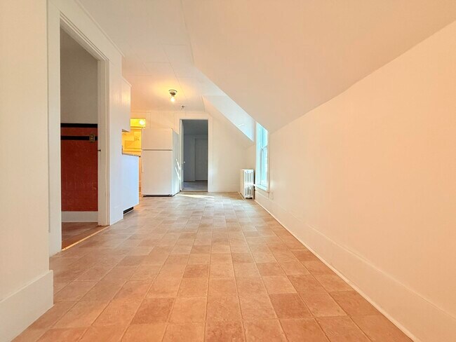 Building Photo - 10 Spruce Ave