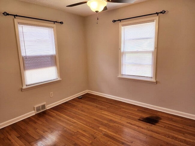 Building Photo - Charming Bunglow in Delaware Neighborhood Close To MSU & Mercy Hospital