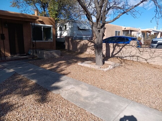 Building Photo - Stunning 4-bedroom 3-bathroom home in Santa Fe! Showings available NOW!