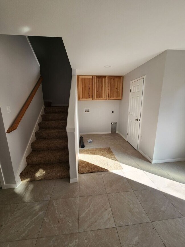 Building Photo - 6th Ave SE Duplex