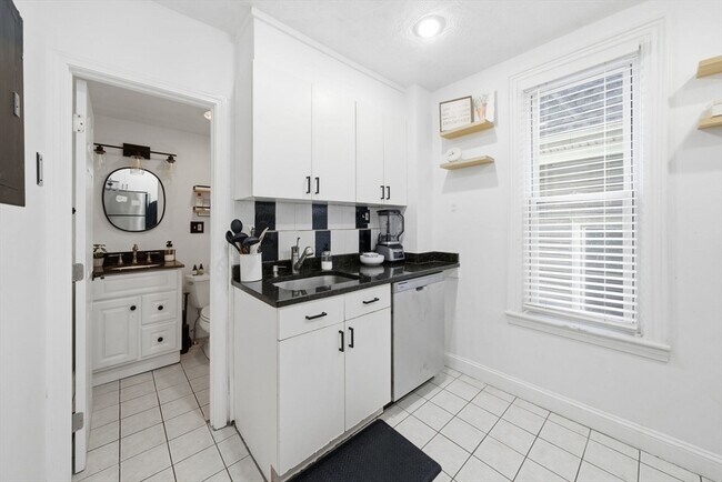 Building Photo - 126 Lexington St