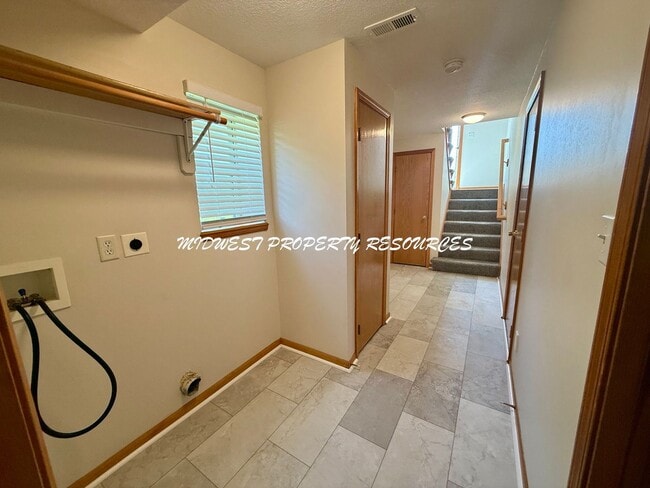 Building Photo - Amazing 3 Bedroom Townhouse!