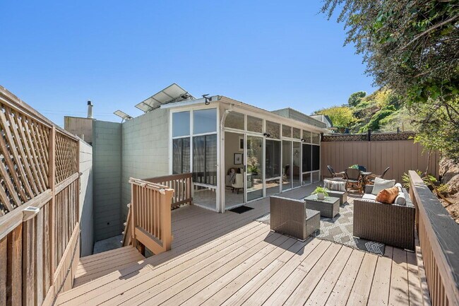 Building Photo - Beautiful 3 Bedroom 2 Bathroom Single Fami...
