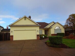 Building Photo - Charming 3 Bed, 2 Bath Home in Satna Clara