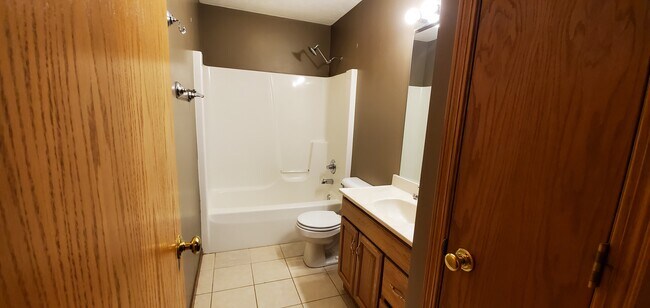 Building Photo - 1304 Glencoe Ln