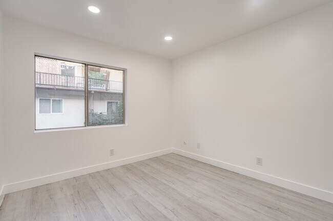 Building Photo - 5460 White Oak Ave