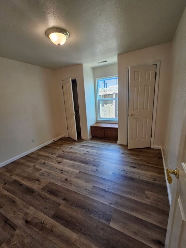 Building Photo - LAkeport Available NOW!