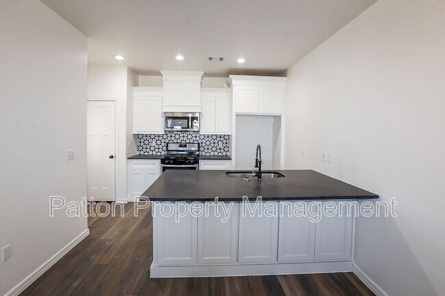 Building Photo - 13771 Periwinkle Dr