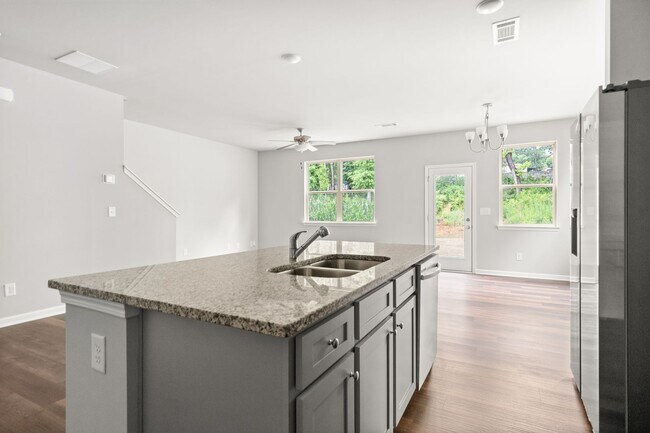 Building Photo - 4 bed / 2.5 bath in Gainesville! Retreat a...