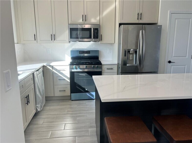 Building Photo - 4500 Kings Lake Dr