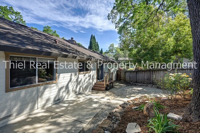 Building Photo - 2277 Knollwood Dr