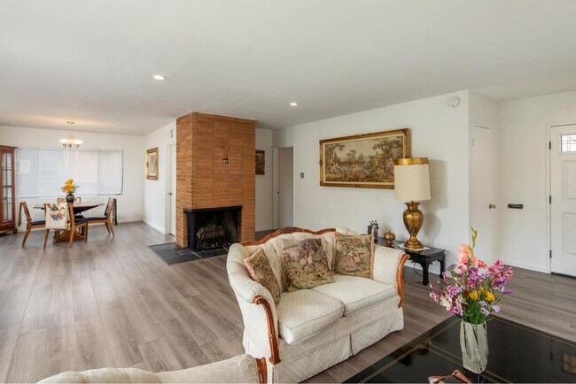 Building Photo - 11856 Beatrice St