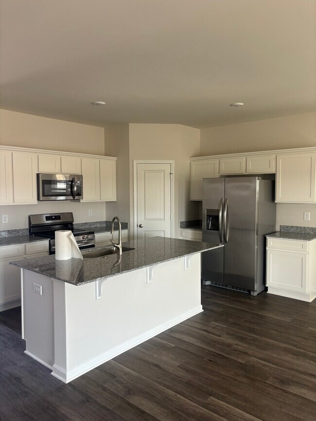 Building Photo - SPacious 3 bedroom 2 1/2 bath home