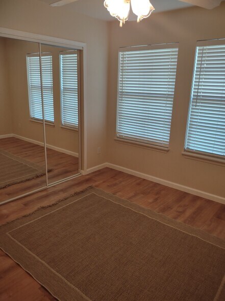 Building Photo - 1061 Mountain View Dr