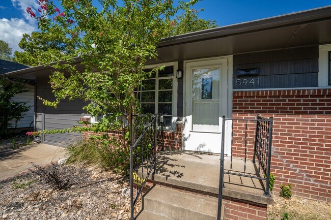 Building Photo - 3 Bed 1 Bath MIDTOWN home!!