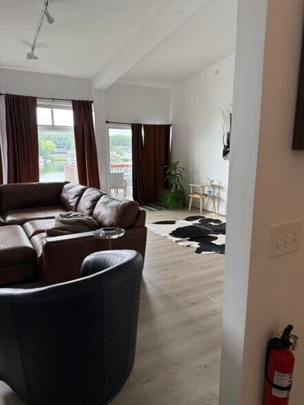 living / dining room - 231 Lake Ave