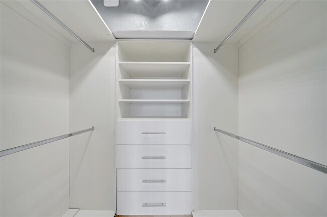 Building Photo - 1100 St Charles Pl