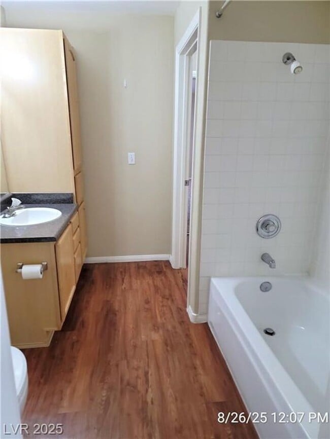 Building Photo - Bright Upstairs Unit with Vaulted Ceilings...