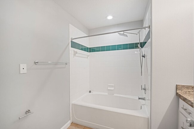 Building Photo - Renovated 2BR/2BA Condo With a Garage in I...