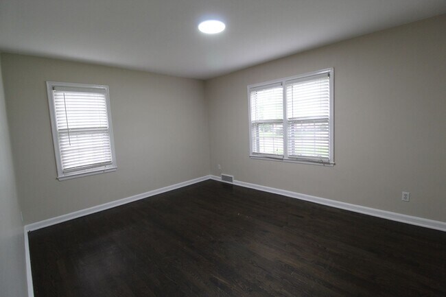 Building Photo - August FREE On This 2 Bedroom 1 Bath Home ...