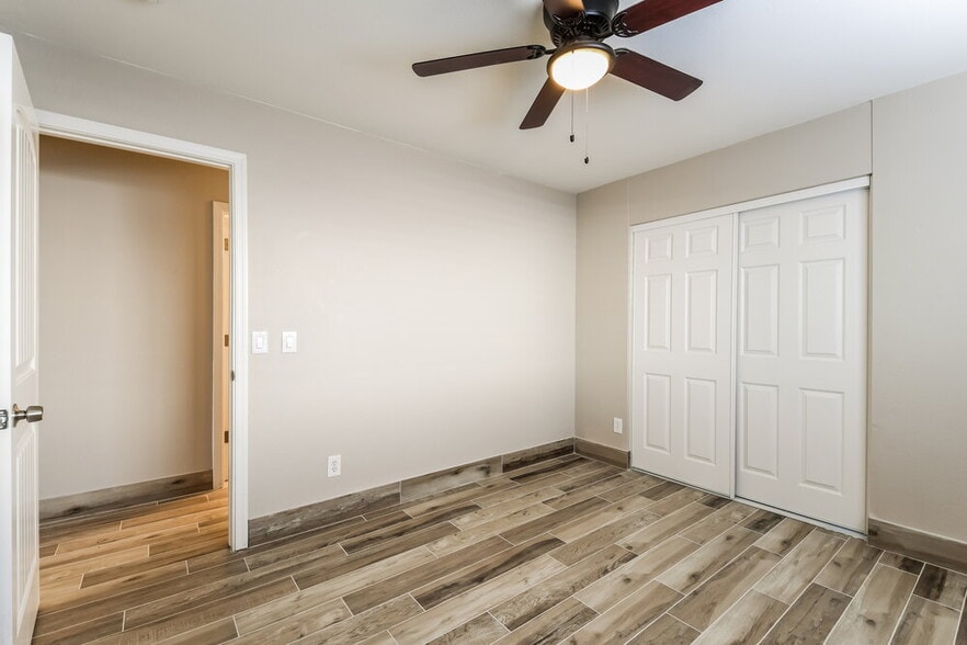 Building Photo - 10548 W Angels Ln