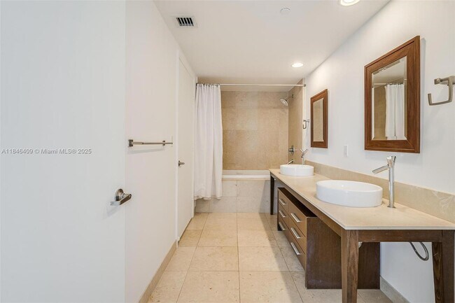 Building Photo - 475 Brickell Ave