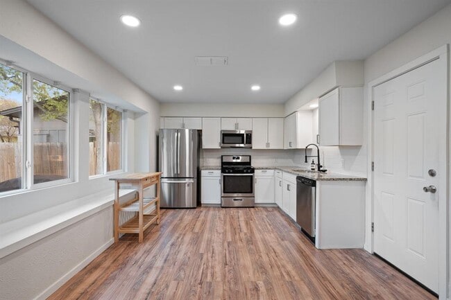 Building Photo - 6305 Clubway Ln