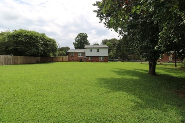Building Photo - 120 Sunnybrook Ct