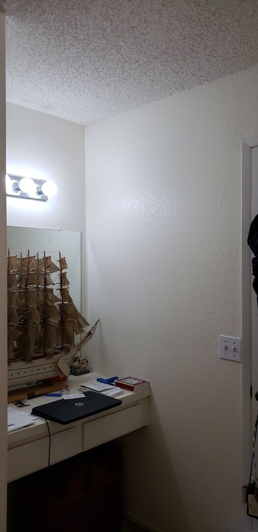 Building Photo - Las Palmas Downstairs Condo