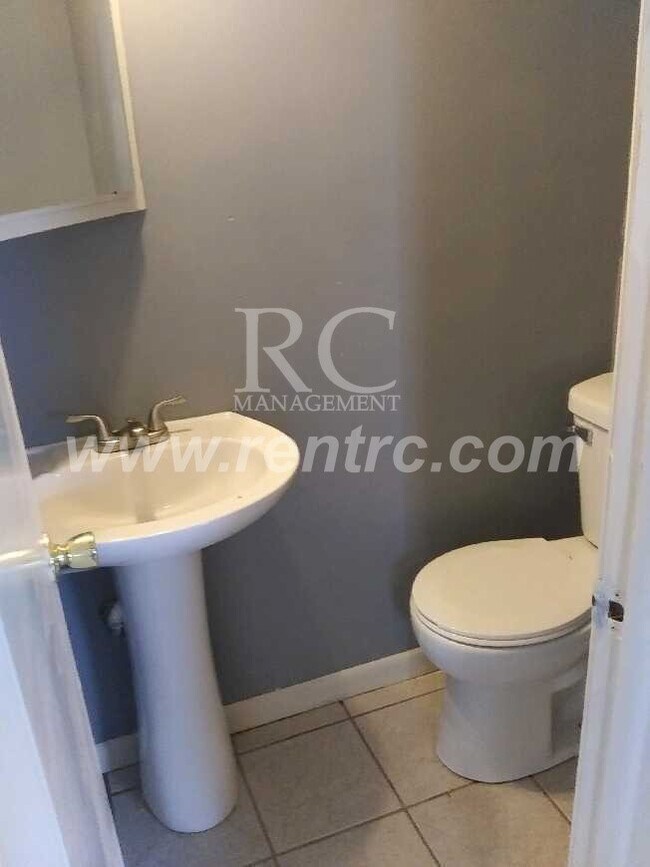Building Photo - 905 Sprague-