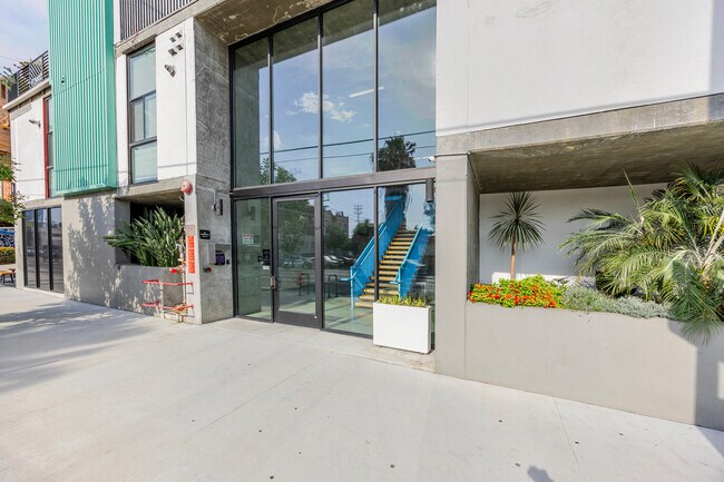 Building Photo - 654 N Virgil Ave