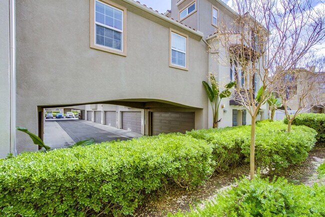 Building Photo - Spacious 3 Bed / 3 Bath Townhome with 2-Car Garage in Gated San Marcos Community