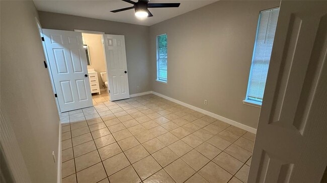 Building Photo - 106 E Longspur Blvd