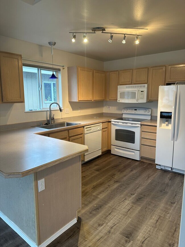 Building Photo - 4018 Sycamore Loop