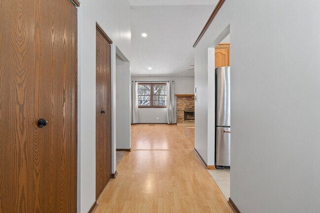 Building Photo - 120 S Staffire Dr