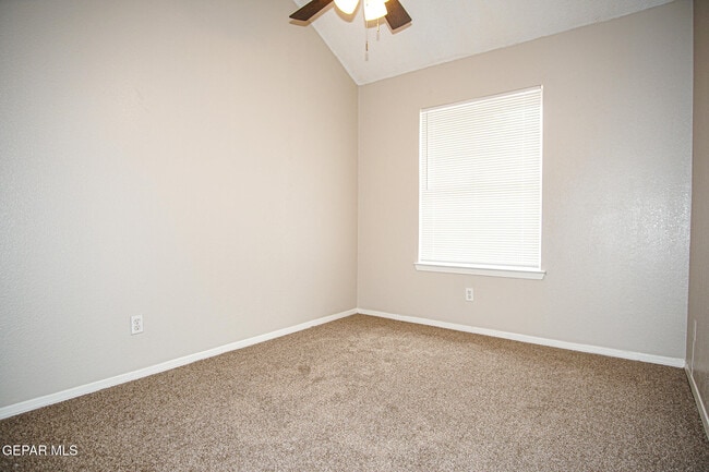 Building Photo - 13944 Roslyn Dr