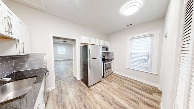 Building Photo - 2 BEDROOMS, 2 FULL BATHROOMS + 1 FREE Off-Street parking spot SPACIOUS single family house availa...